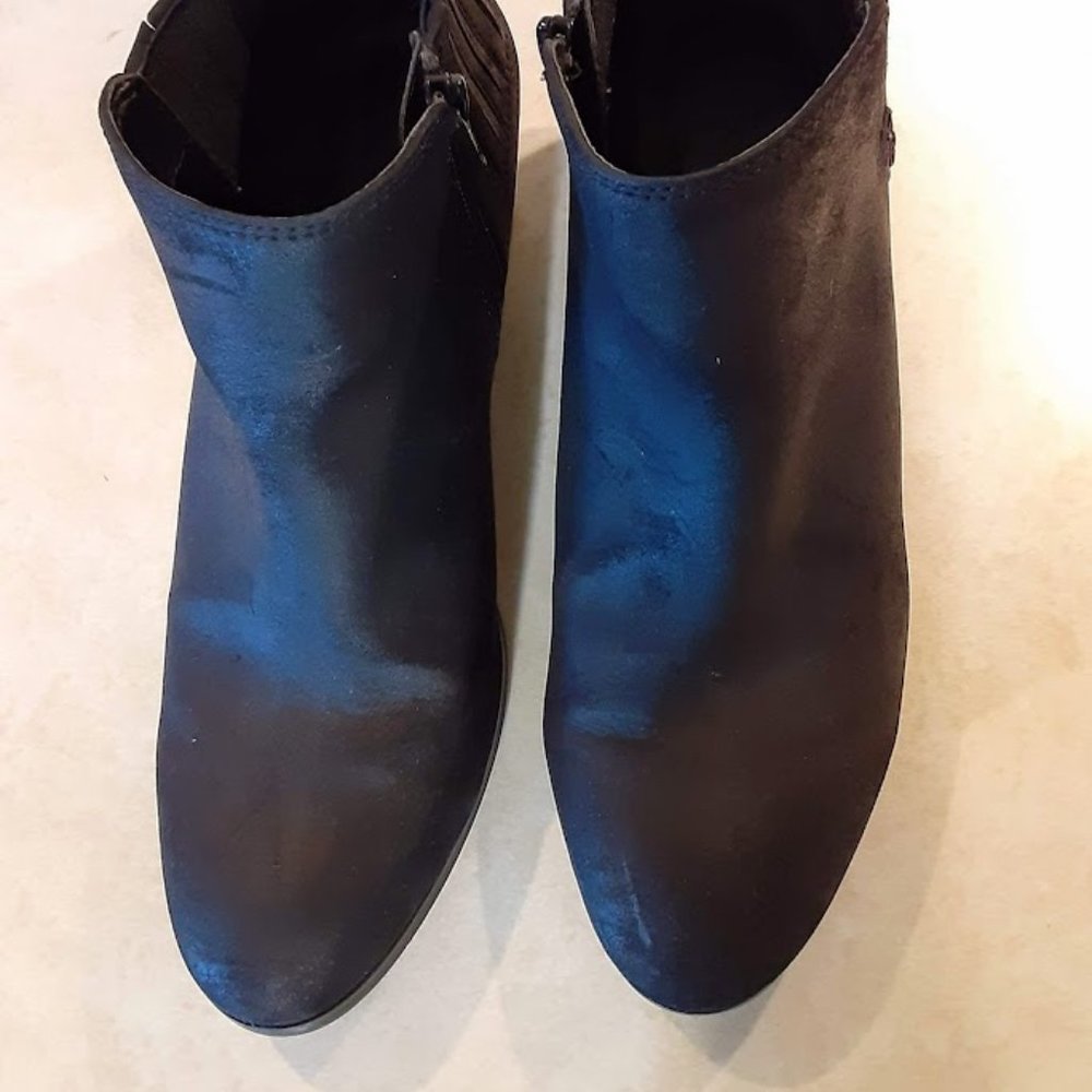 BLACK ANKLE BOOTS by . . . meTOO  SIZE 9 1/2